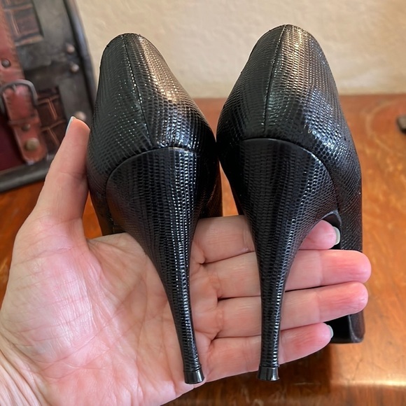 STUART WEITZMAN | Reptile Heels - Size 9 1/2 B - Picture 4 of 9